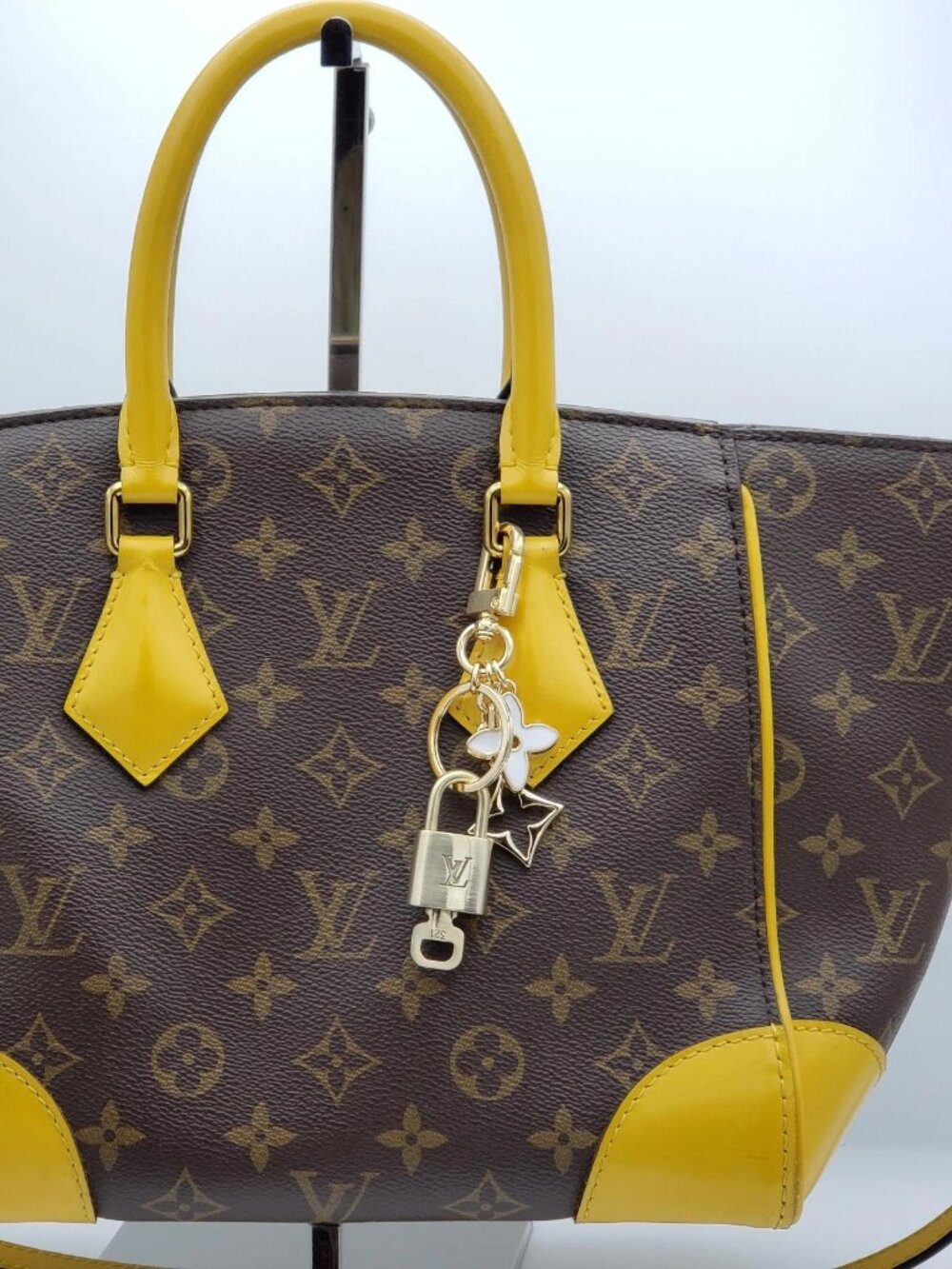 Authentic Louis Vuitton Gold Padlock 🔒Shiny LV Key + Unbranded Flower Bag Charm - Picture 3 of 13